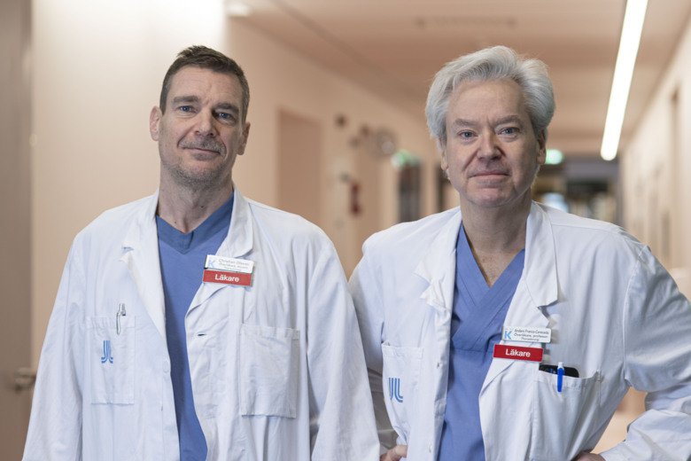 Två thoraxkirurger klädda i vita sjukhuskläder