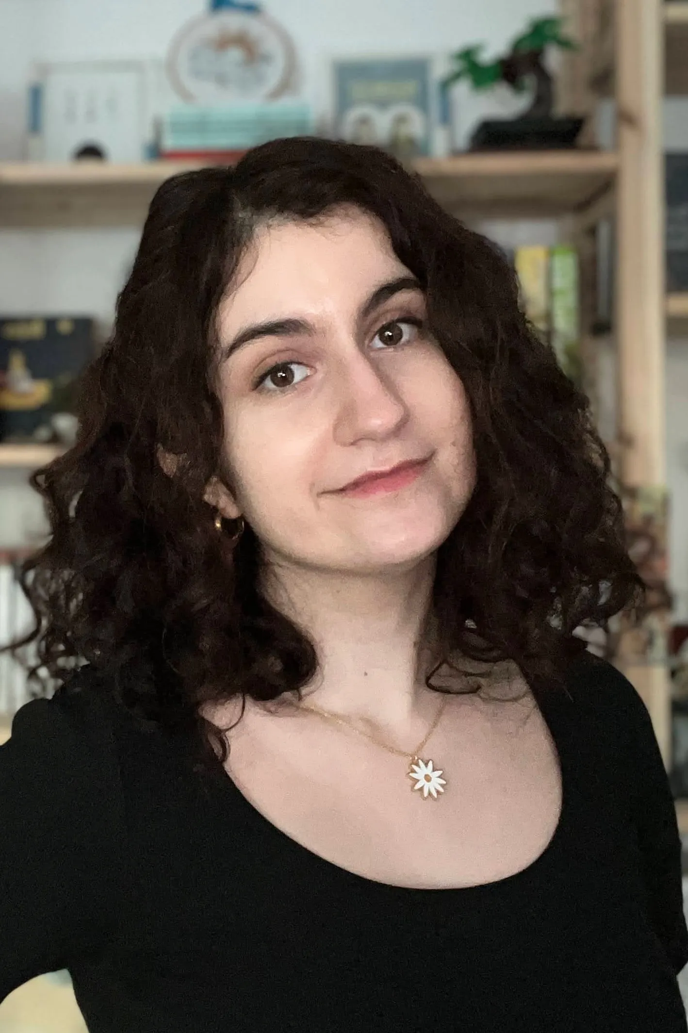 Porträtt av kvinna i svart tröja.