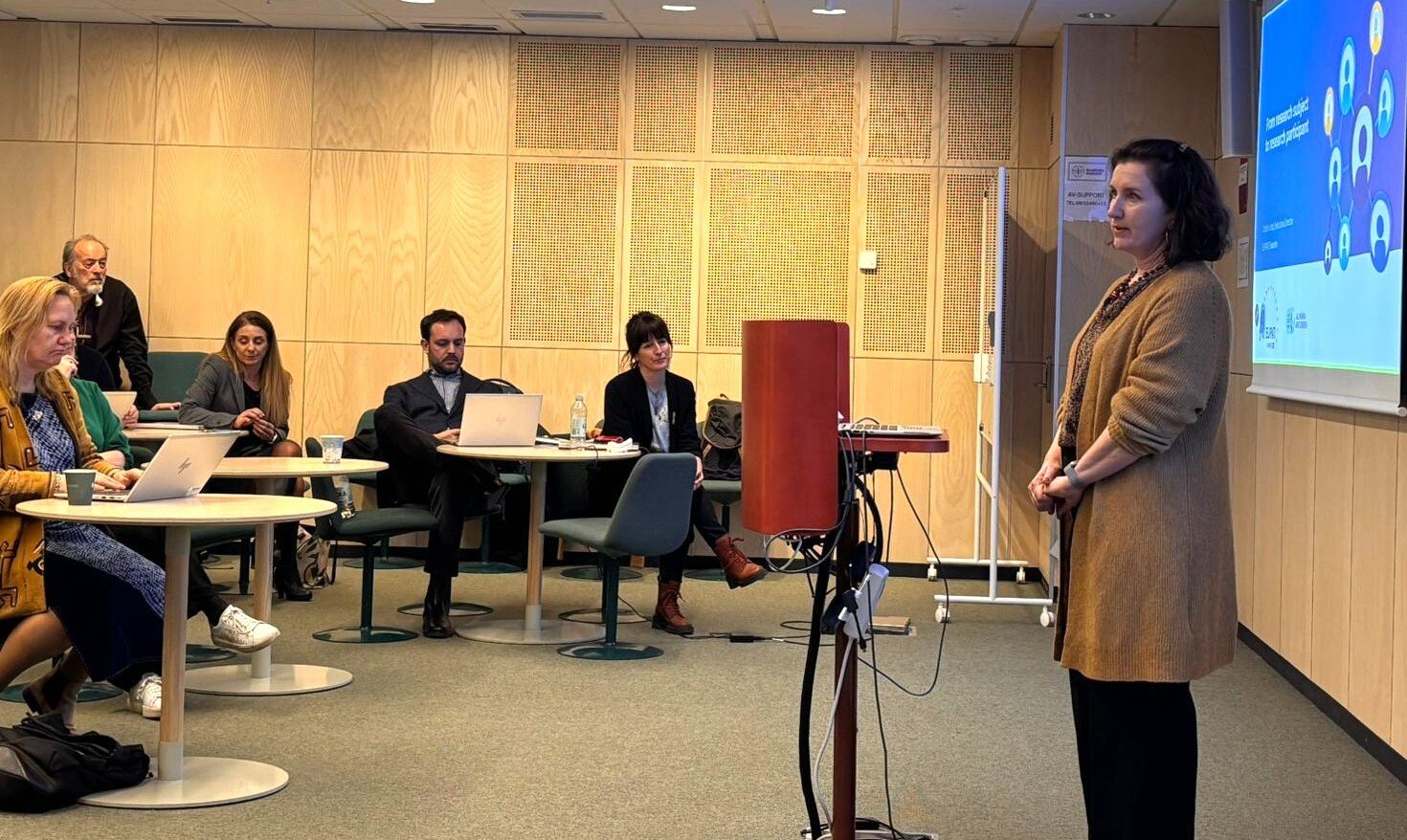 Cristina Lind håller en keynote vid kick-offen.