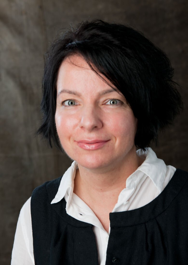 Porträtt av Kamila Czene mot brun bakgrund.