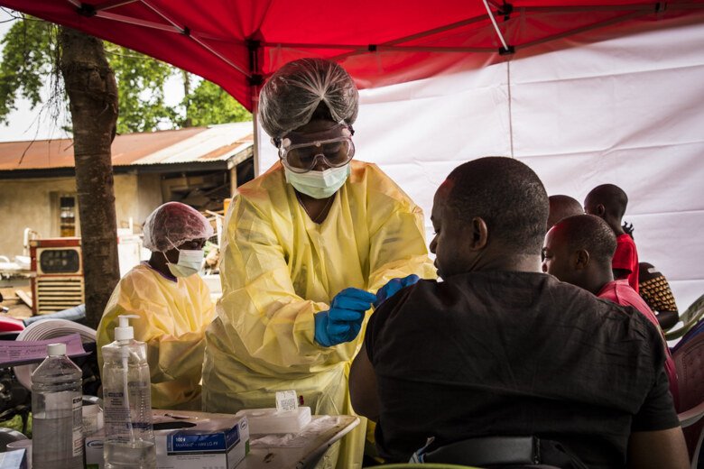 En hälsovårdare vaccinerar en man i provinsen north kivu