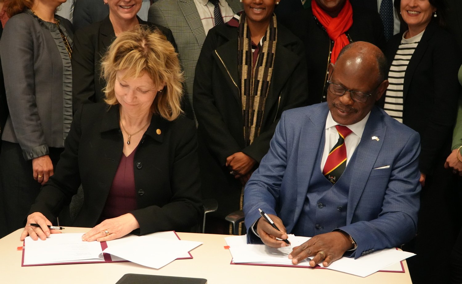 KI President Annika Östman Wernerson and Makerere University Vice Chancellor Barnabas Nawangwe signing the renewed MoU extending the collaboration through 2030.