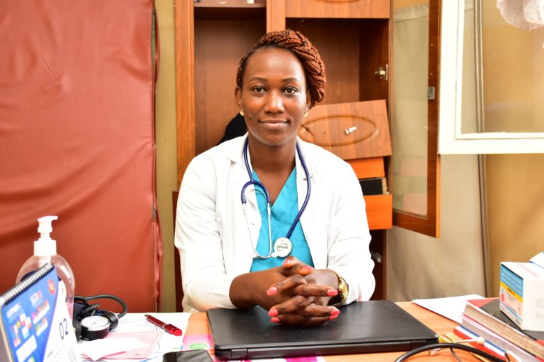 Bild på en kvinnlig läkare som sitter ner vid ett skrivbord