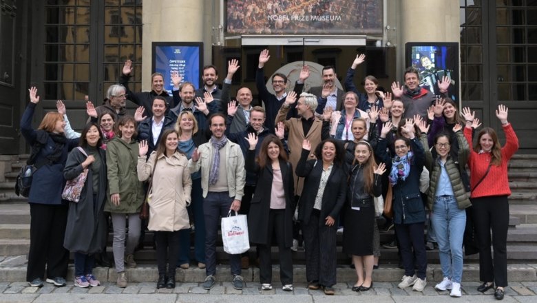 medlemmar i I-CARE4OLD projektet samlade framför Nobel Prize Museum i gamla stan, juni 2022.