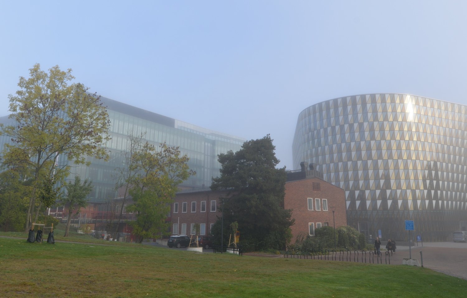 Bilden visar byggnader på campus Solna i morgondimma.