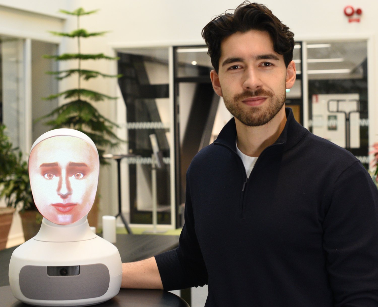 Alexander Borg, doktorand vid institutionen för medicin, Solna, bredvid den AI drivna robotpatient som används på läkarprogrammet.