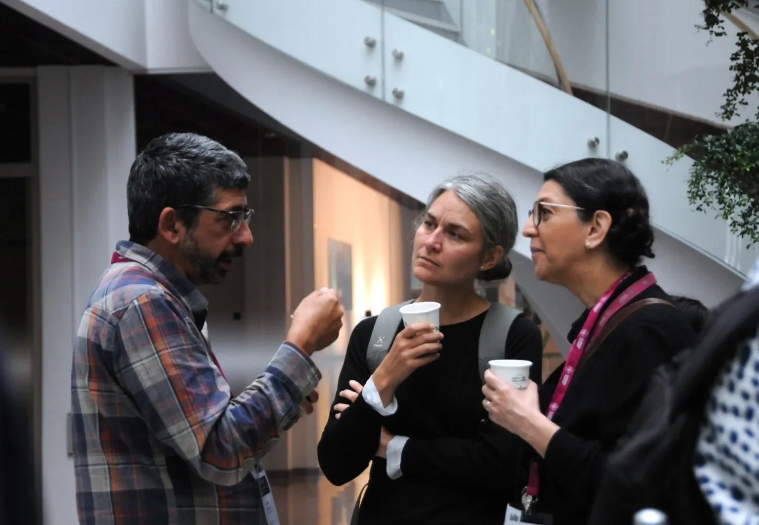 Olika situationer med personer som samtalar på Lärardagen 2023.