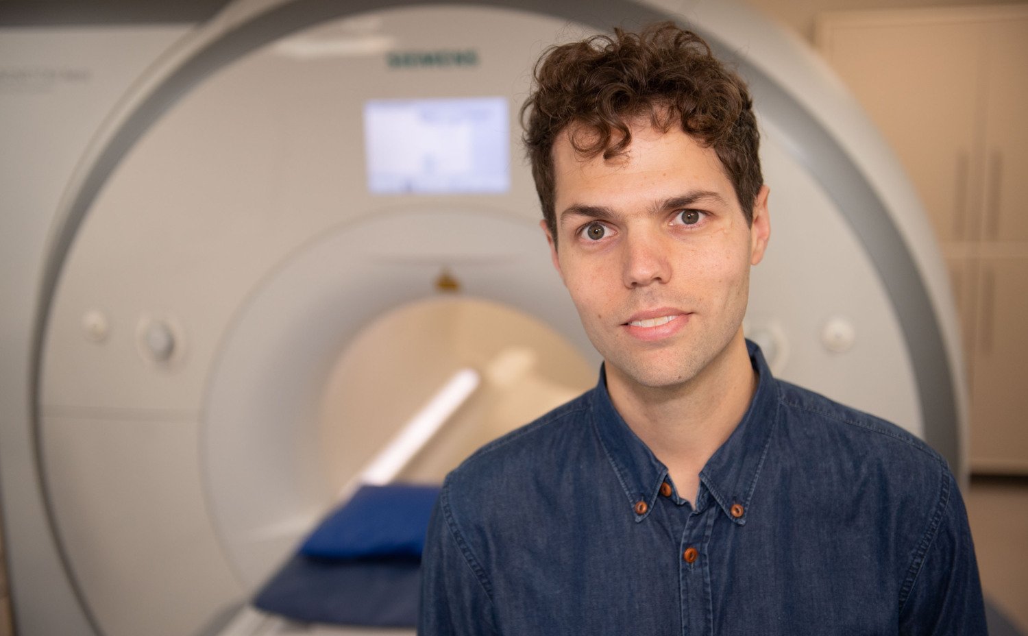 Porträtt av man i blå jeansjacka.