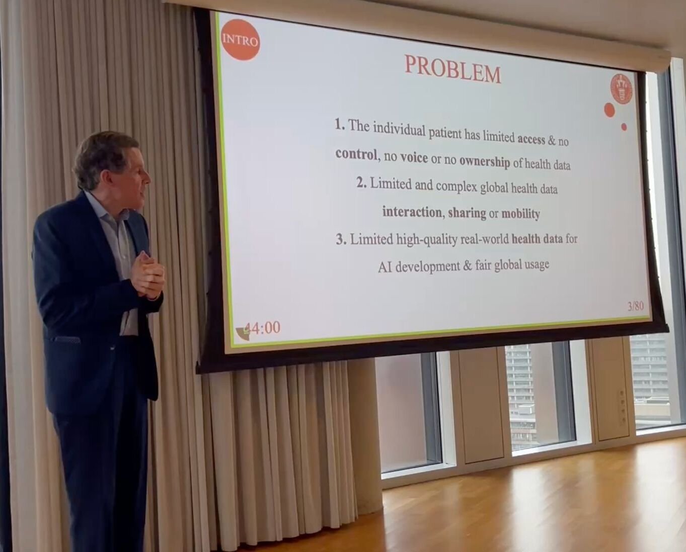 en man framför en ppt