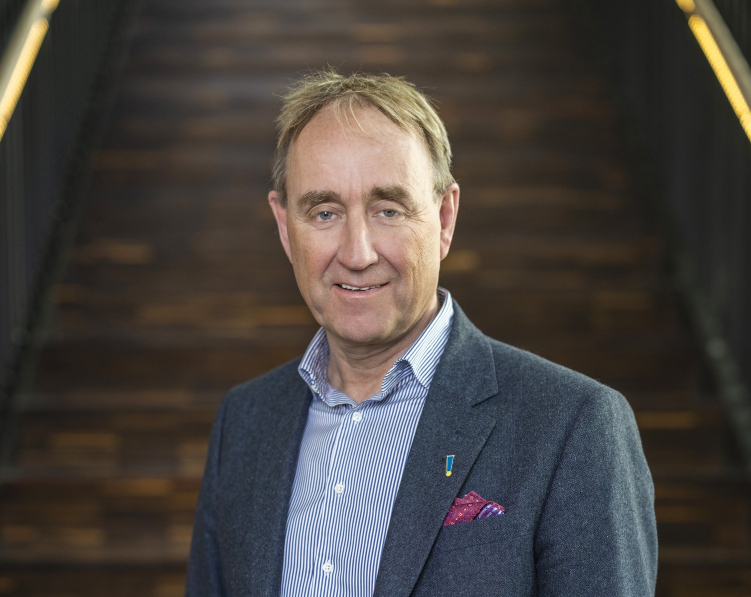 Porträtt av man i kostym