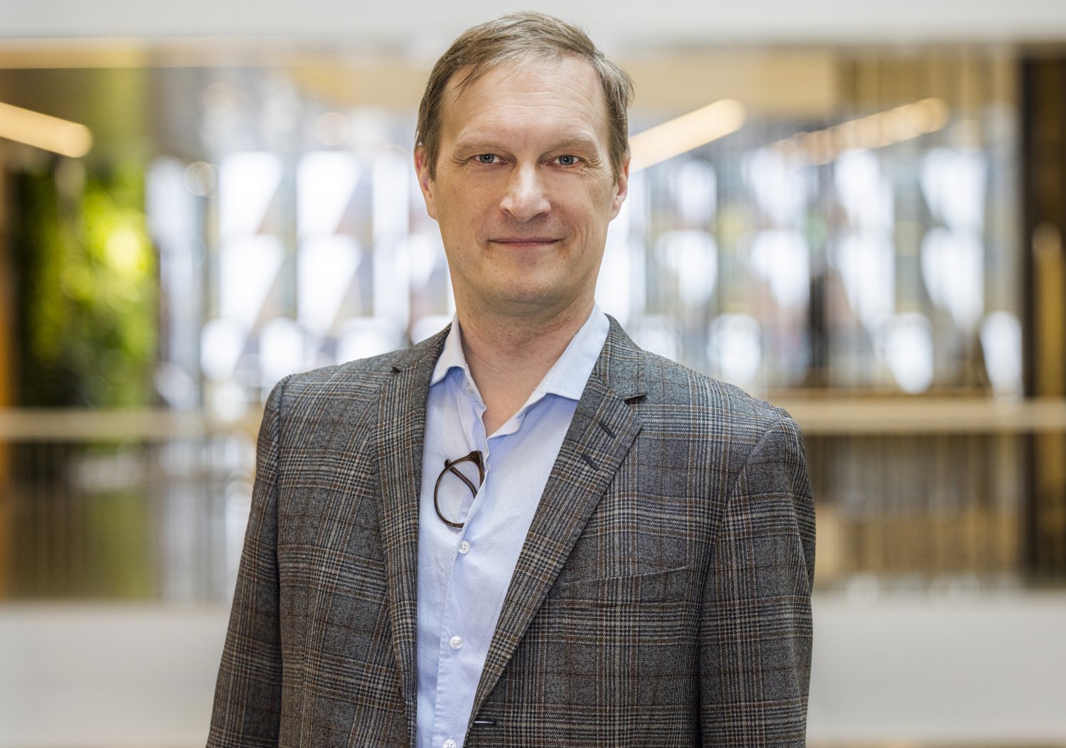 Porträtt av man i kontorsmiljö.