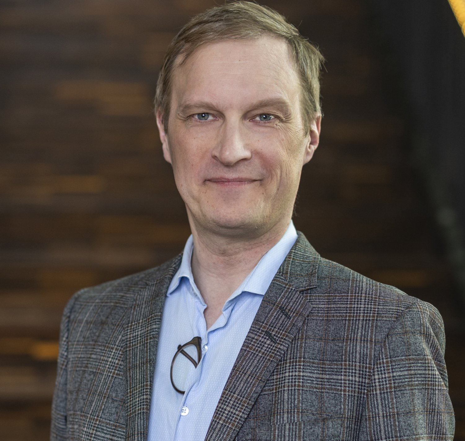 Porträtt av man i kontorsmiljö.