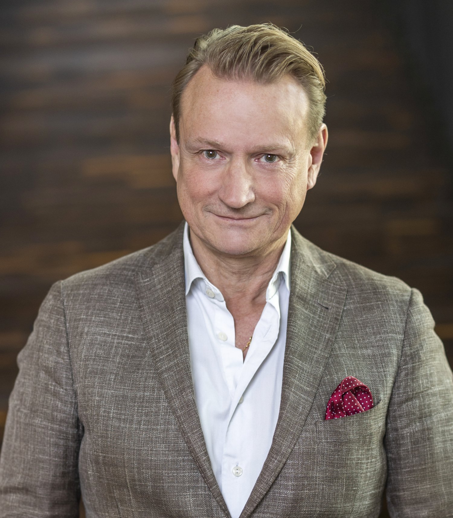 Porträtt av man i kontorsmiljö.