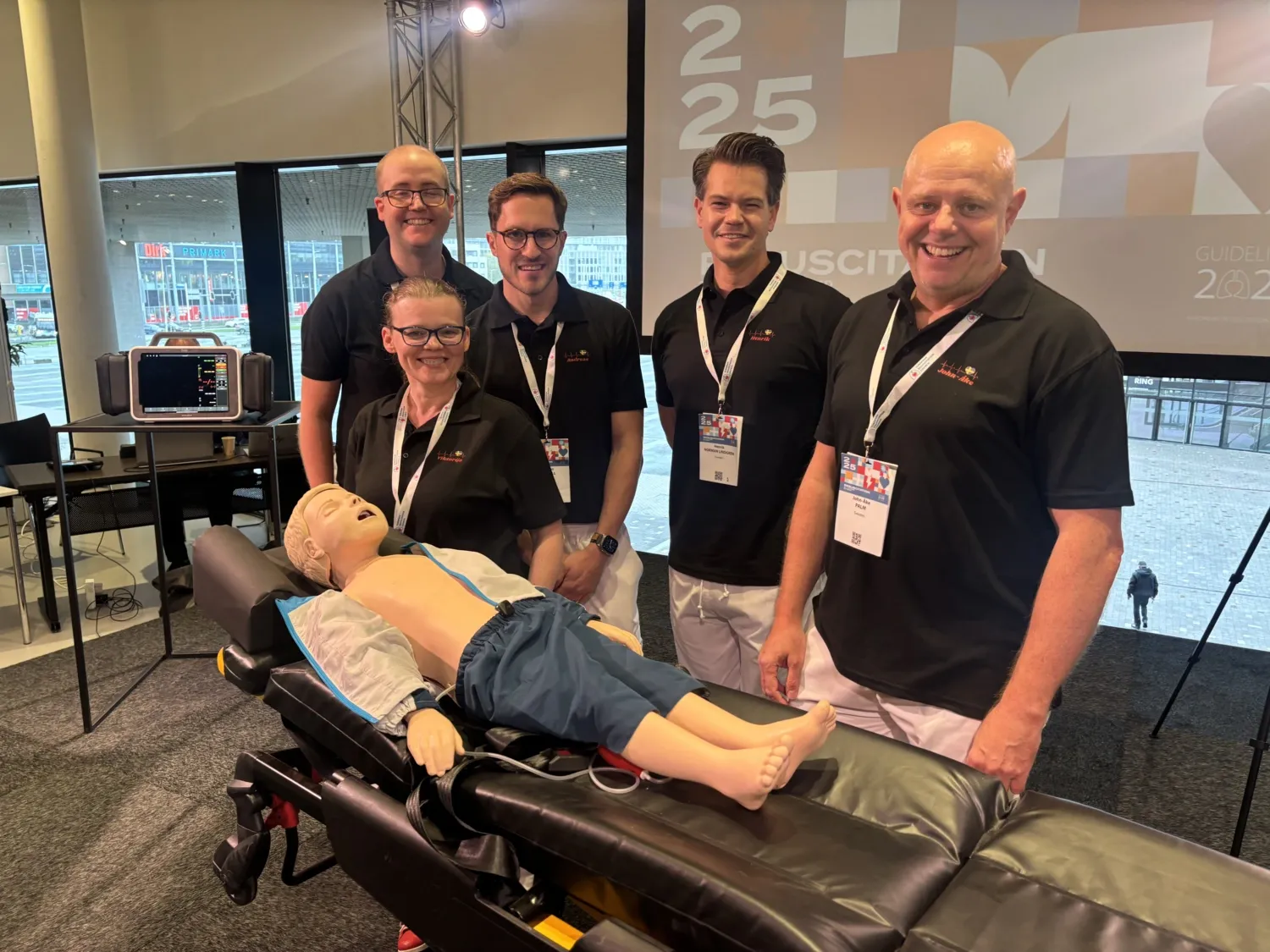 Det vinnande laget – Team ROSC – i EM i avancerad hjärt- och lungräddning (A-HLR) framför en övningsdocka