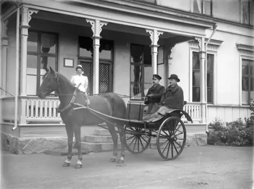 Dr Ernst Westerlund med kusk i gigg framför Enköpings sjukstuga fotograf av Anders Willmanson