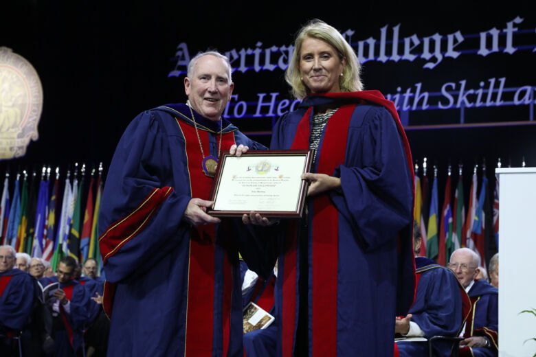 Anna Martling tar emot diplom av ordföranden i ACS