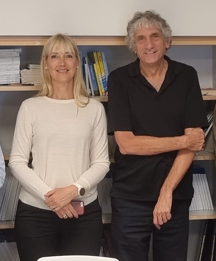 Ebba Carbonnier och Nobelpristagaren John Martinis i Göteborg 2021.