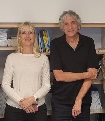 Ebba Carbonnier och Nobelpristagaren John Martinis i Göteborg 2021.