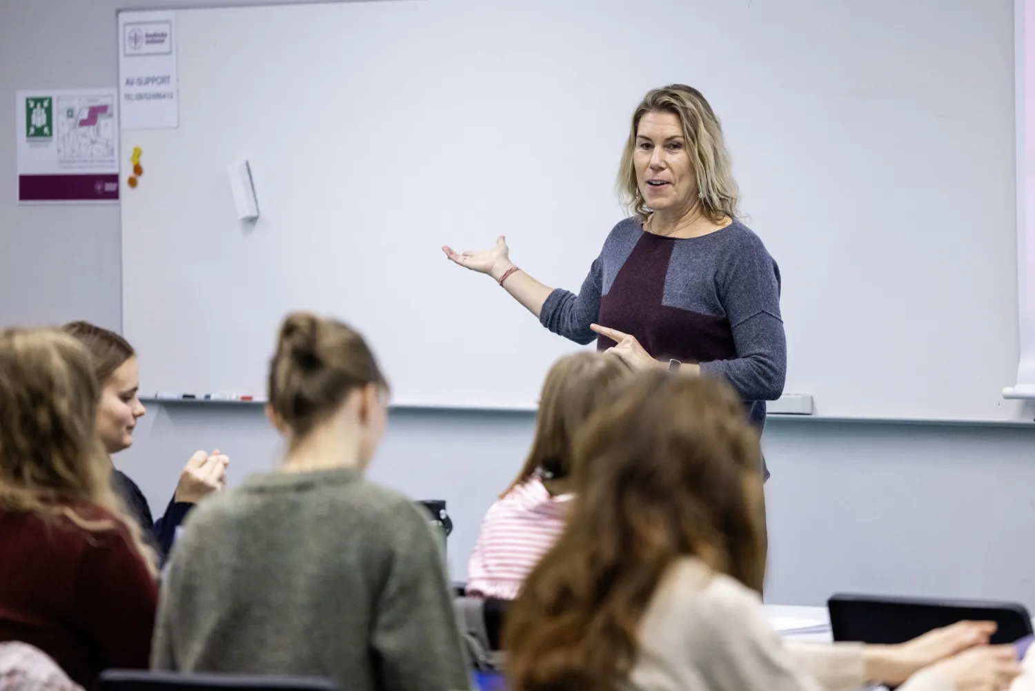 Klassrum med lärare och studenter