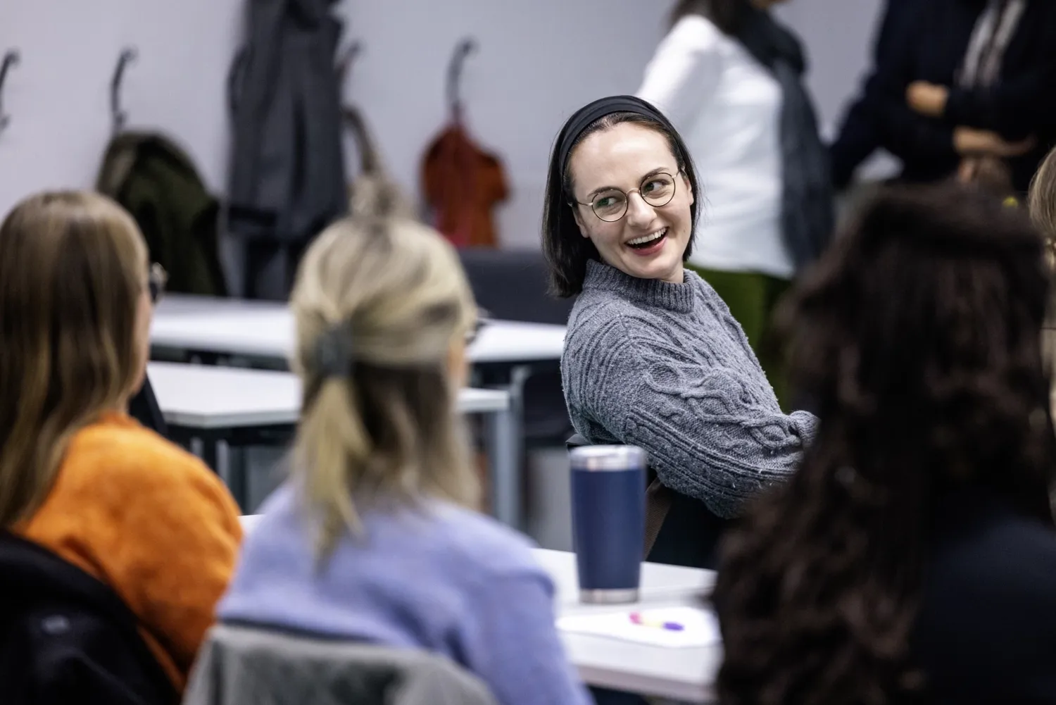 Klassrum med lärare och studenter