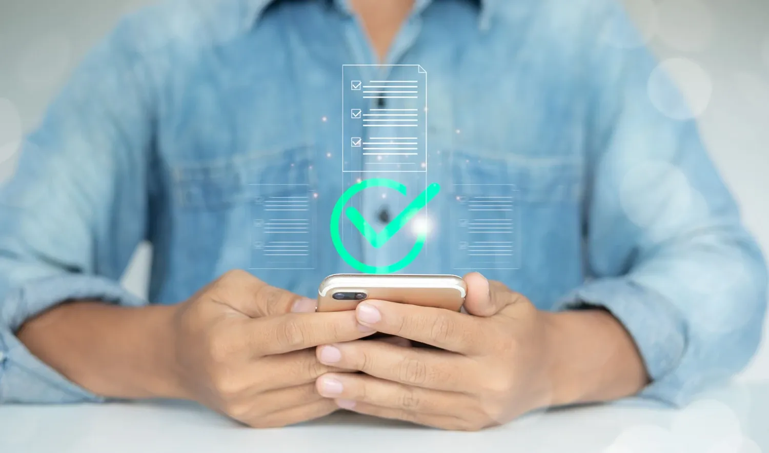 Person som håller i elektronisk plattform