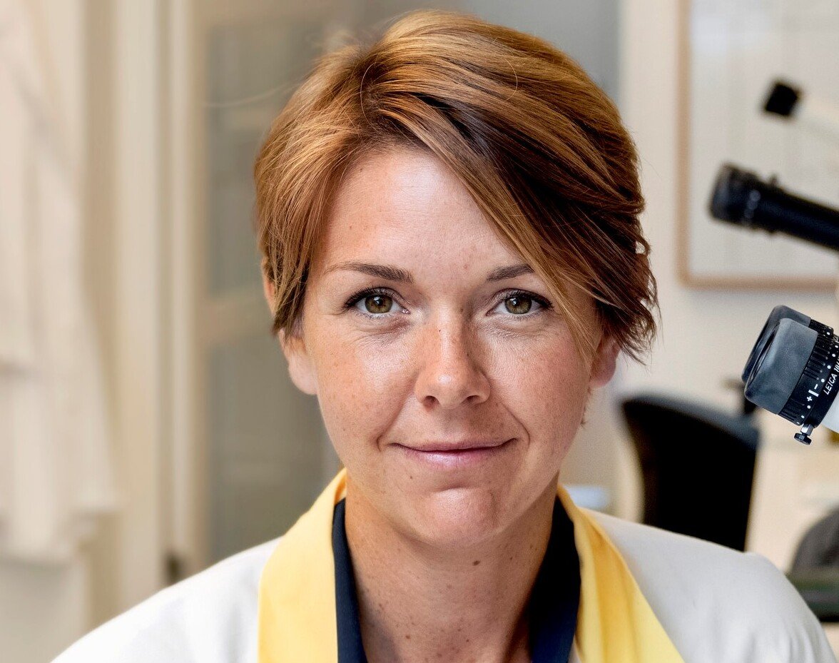 Porträtt av en kvinna med labbrock.