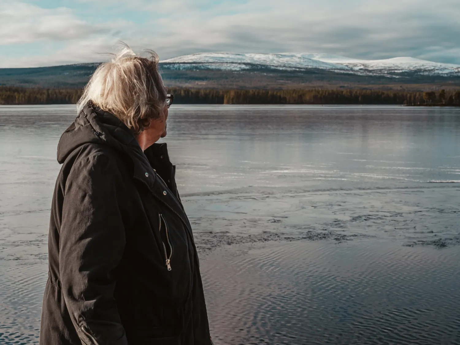 Gull Inger, 77, blickar ut över sjö. Samarbete mellan ARC och Fotoskolan STHLM 2019.