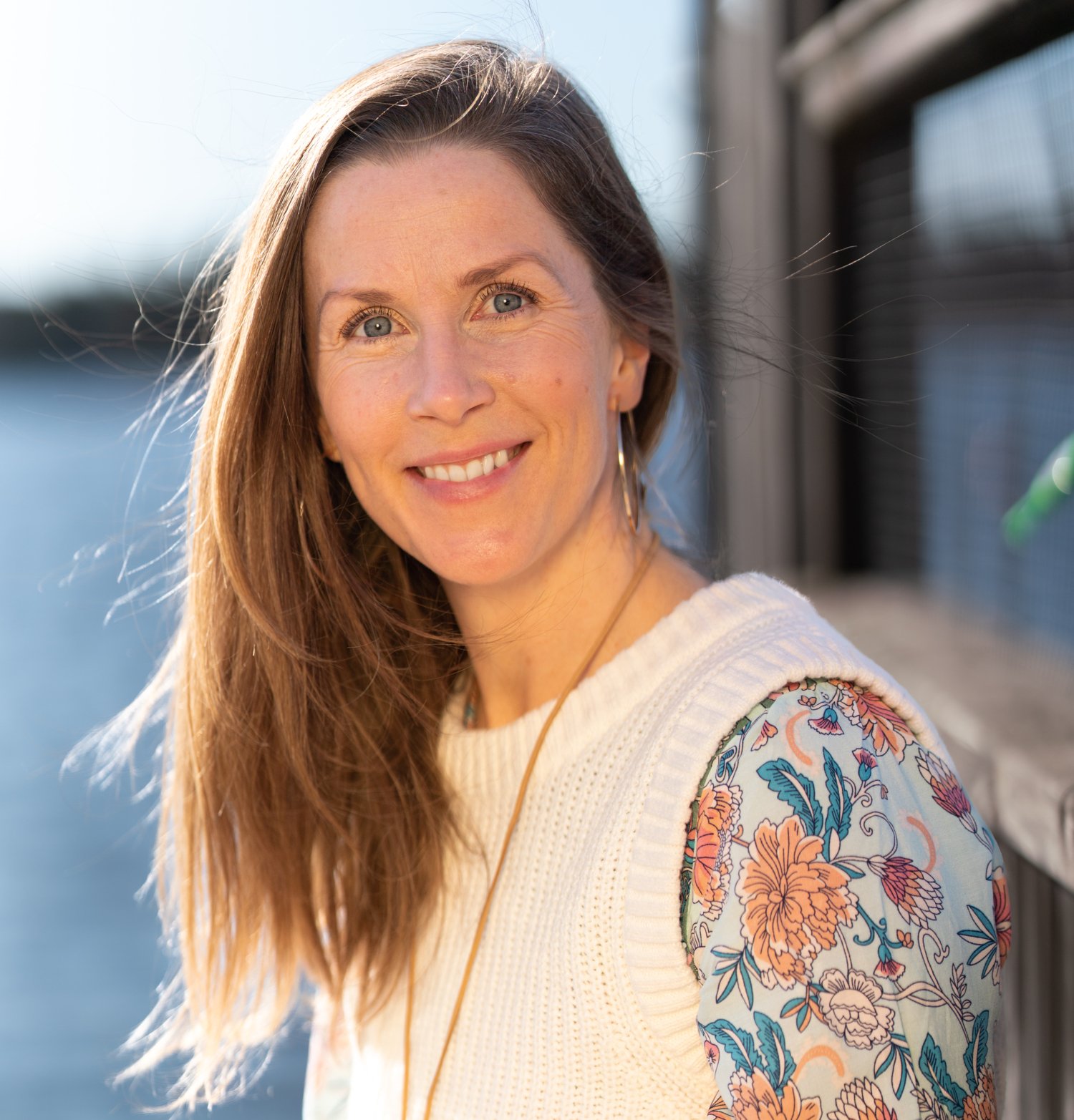 Porträtt av kvinna i vit väst.