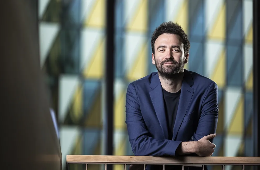 Porträtt av en man i blå kavaj.