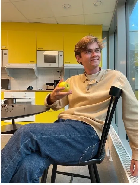 Erik Bassermann sitter i det gemensamma köket och tittar ut