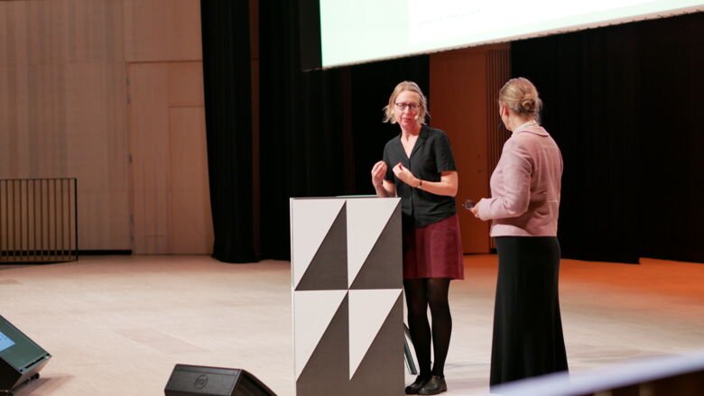 Erika Jonsson Laukka, psykolog och docent vid ARC, på scenen med Åsa Hedberg Rundgren.