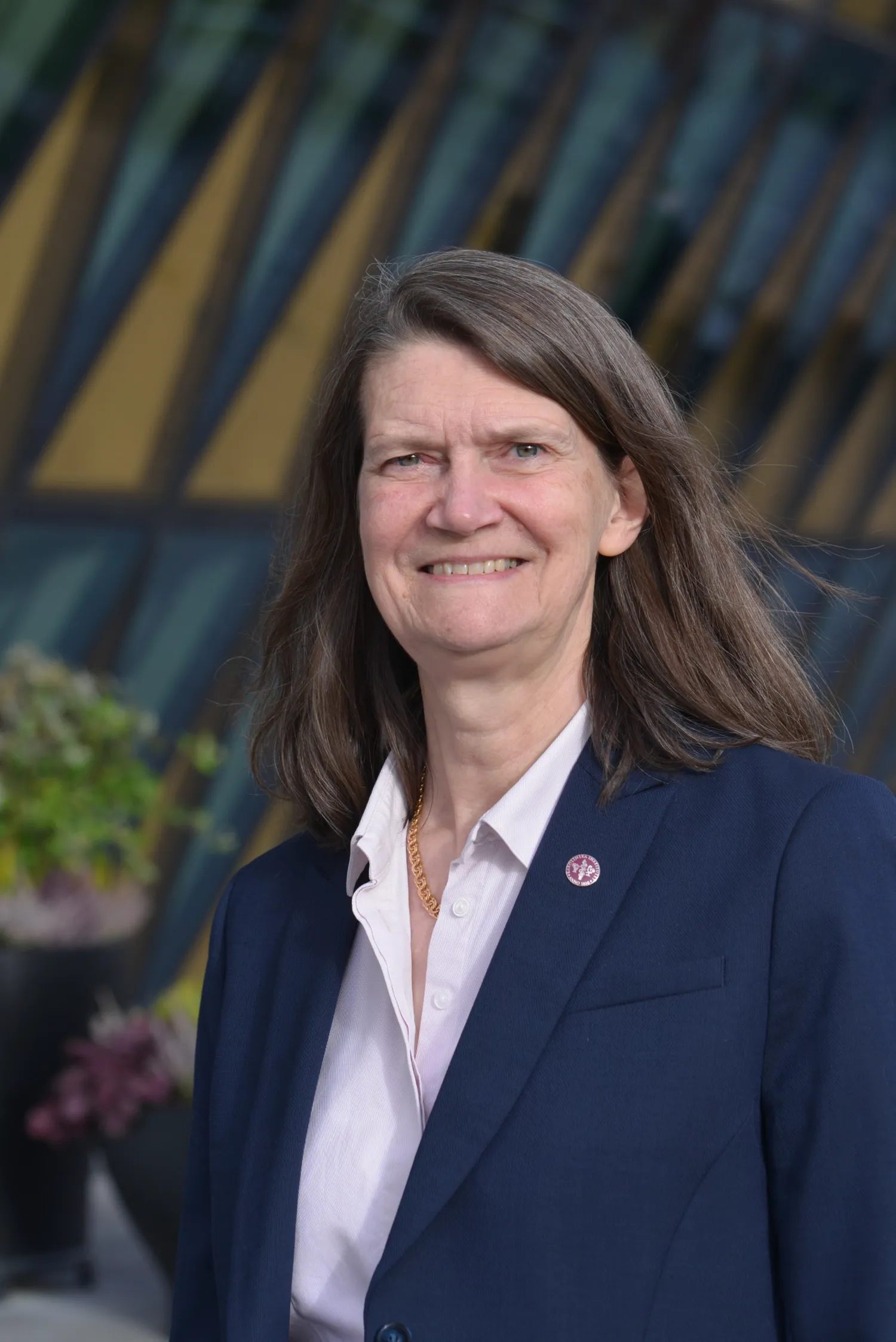 Ewa Ehrenberg framför fasaden på Aula Medica i Solna