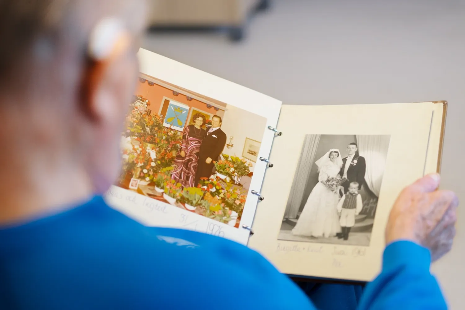 En äldre man bläddrar i ett fotoalbum