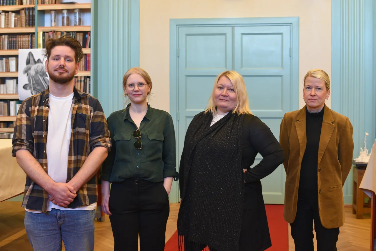 Forskargruppen som besökte KI, fr v Ronan O'Sullivan, Sanni Peltola och Ulla Nordfors, samt Ann Gustavsson, osteolog och arkivarie vid KI.