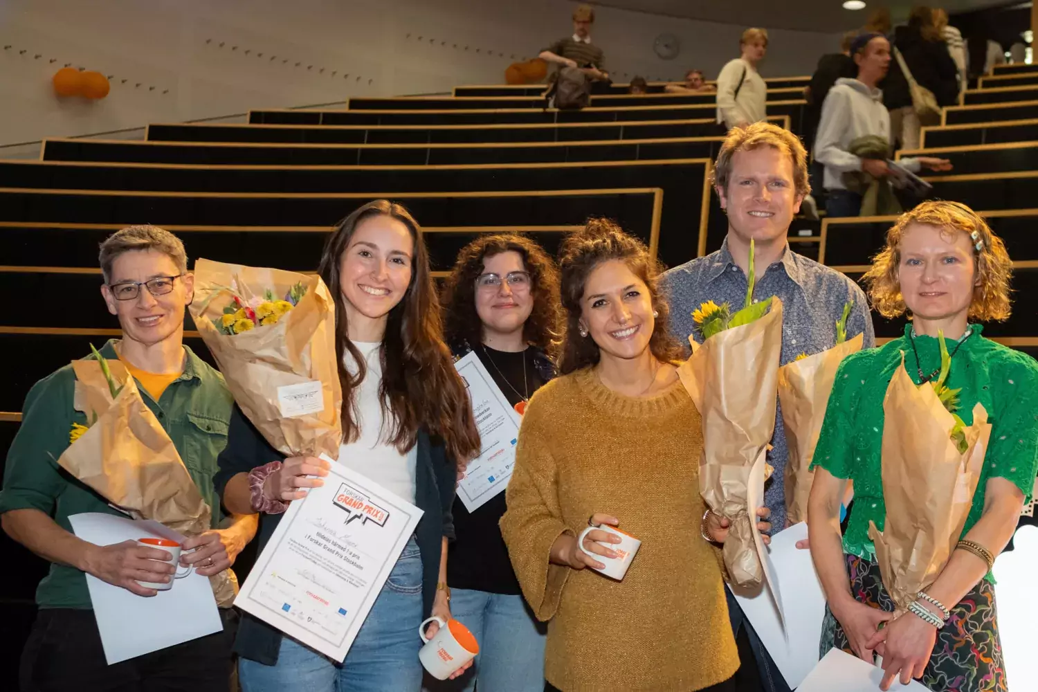 Johanna Mayer, andra från vänster, vann delfinalen i Forskar Grand Prix den 29 september 2023. Johanna ståe med diplom och blommor omgiven av de andra tävlande i Forskar Grand Prix.mgiven av de andra tävlande