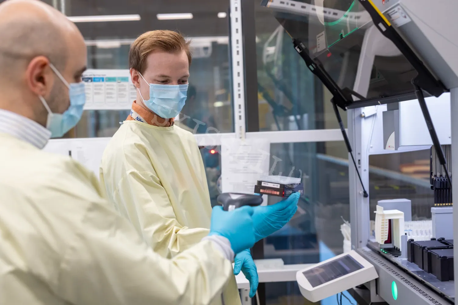 Två personer i labbmiljö.