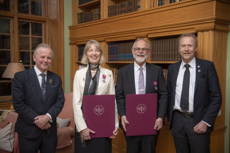 Rektor och prorektor står tillsammans med Silvermelaljörer 2020, som har diplom i sina händer.