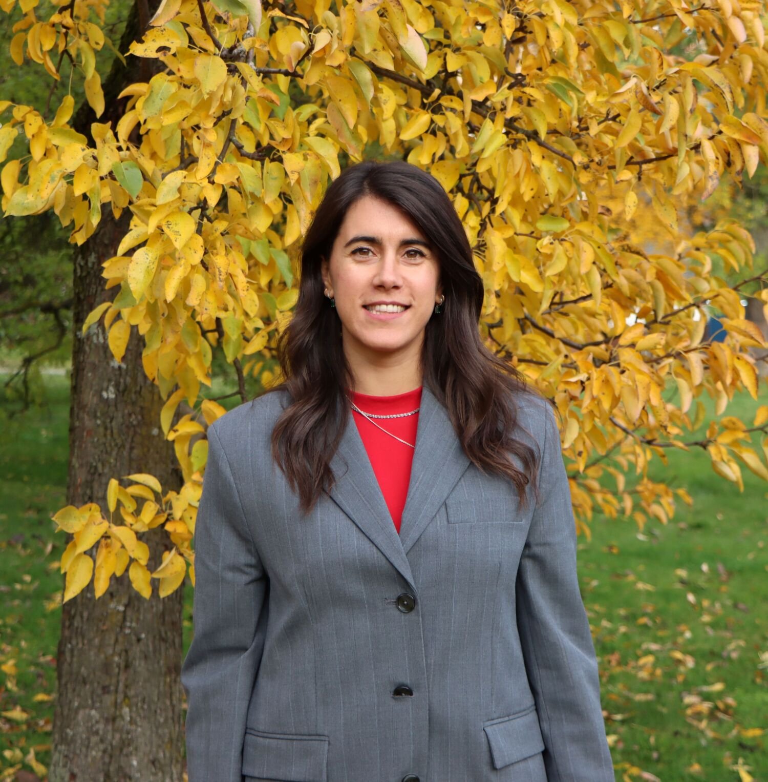 Bild på Francesca Eroli utomhus med höstlöv i bakgrunden.