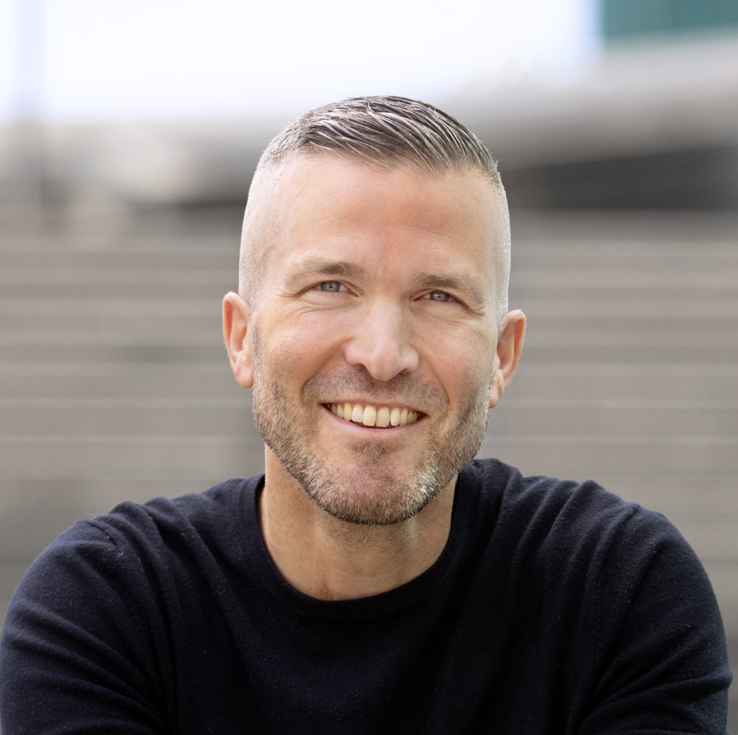 Porträtt av man i svart tröja.