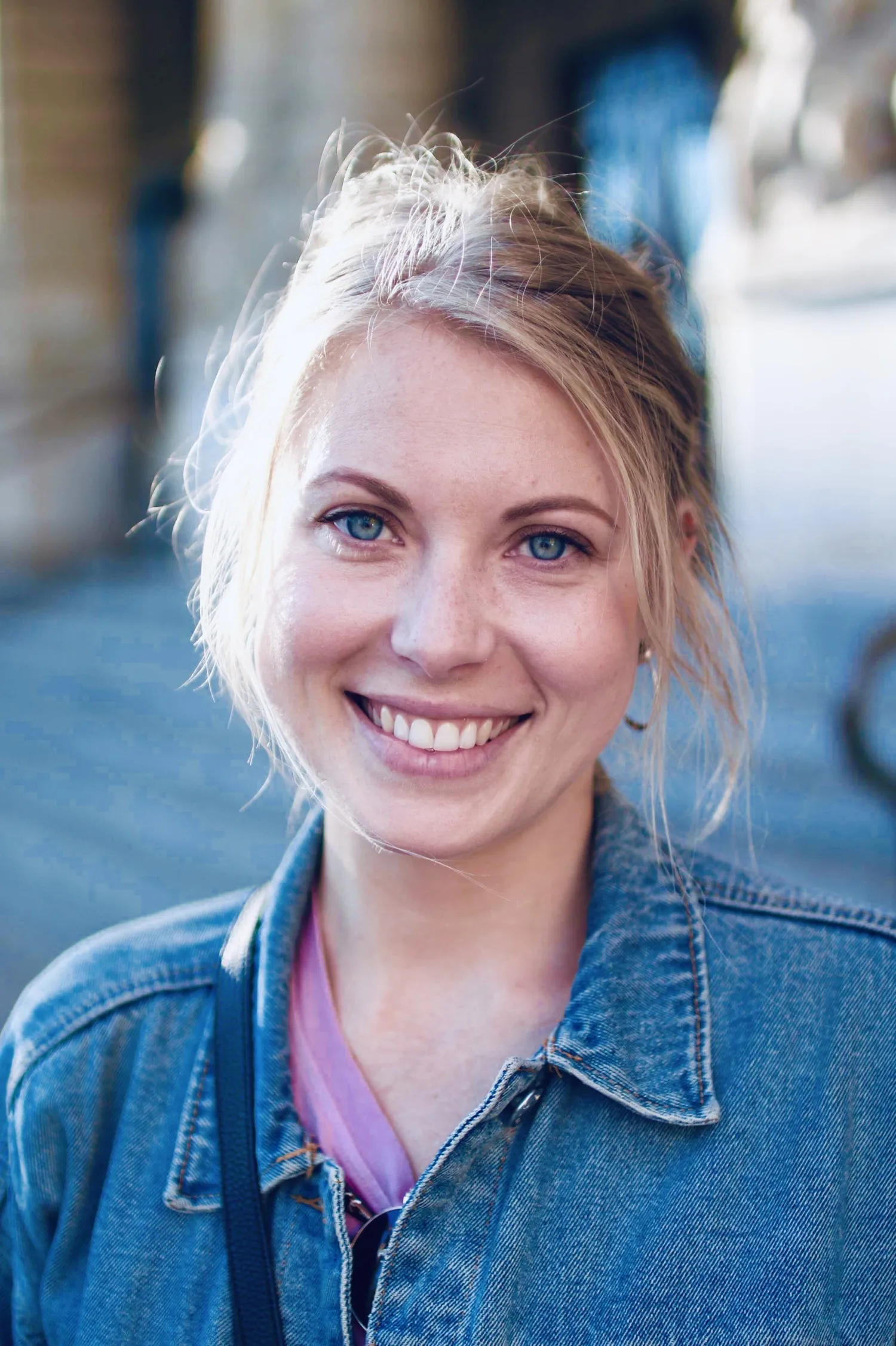 Porträtt av kvinna i jeansjacka.