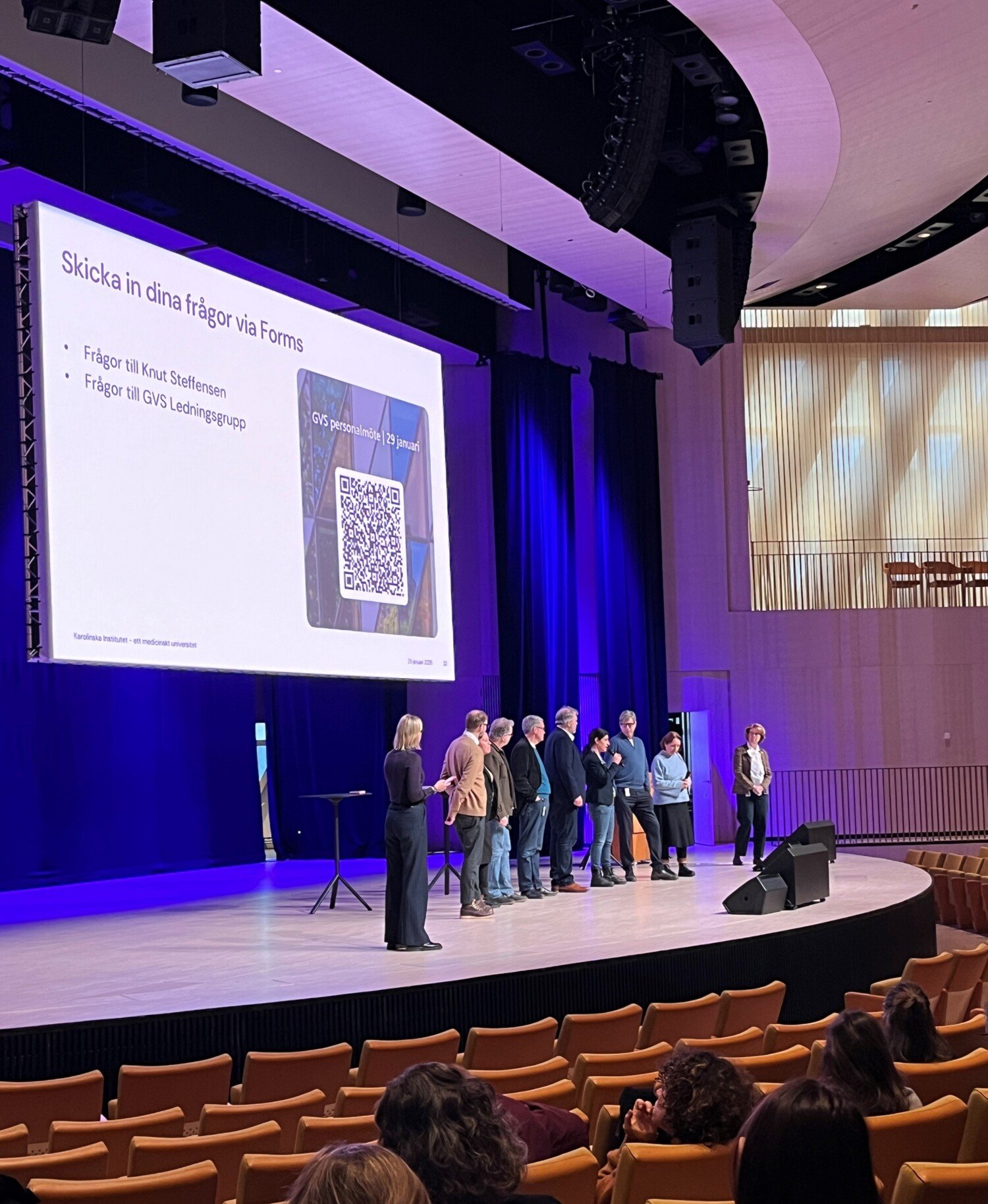 Avdelningschefer på rad på scenen i Erling Persson-salen.