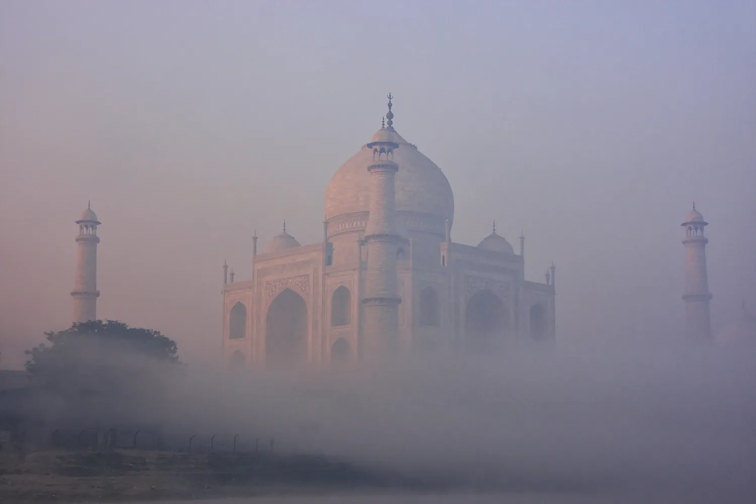 Utsikt över Taj Mahal i tidig morgondimma, Agra, Uttar Pradesh, Indien. Taj Mahal utsågs till ett av UNESCO:s världsarv 1983.