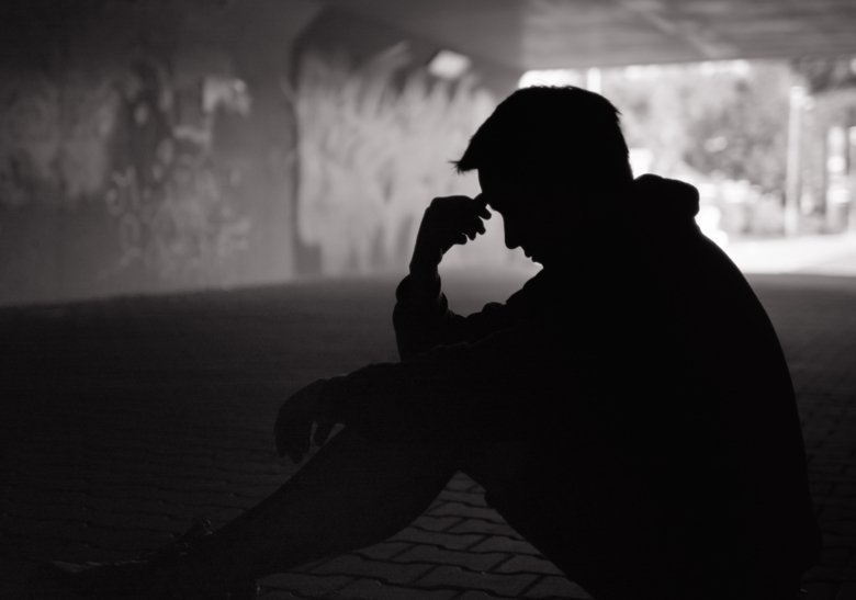 Foto av person ensam i tunnel, koncept psykisk ohälsa.