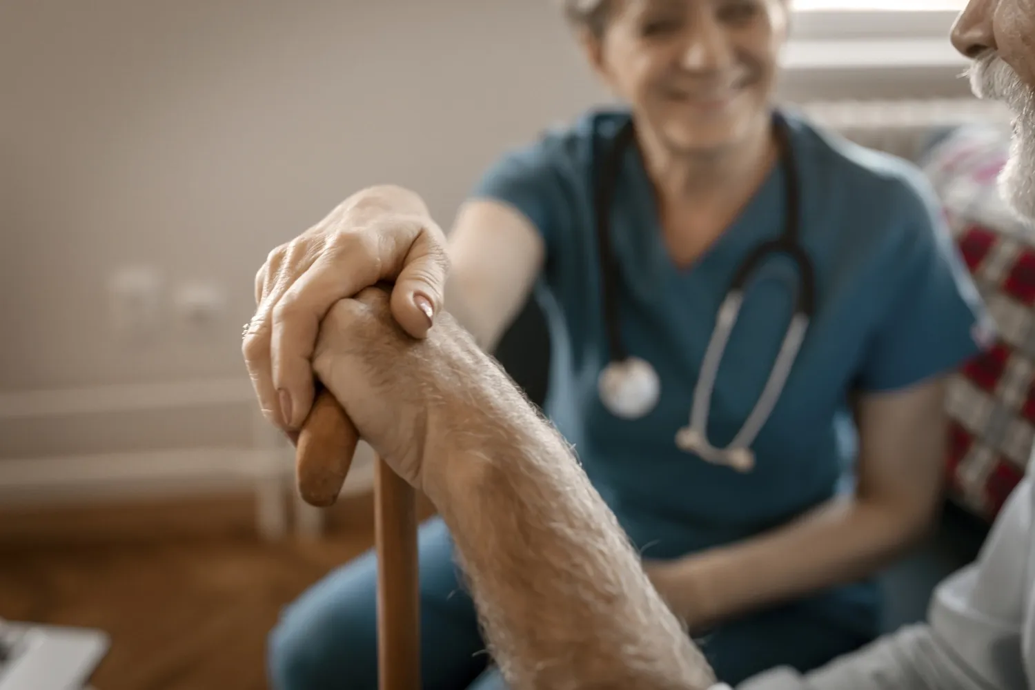 Foto: Getty Images || Läkare med äldre patient || Läkare och äldre patient || Äldre man man med läkare