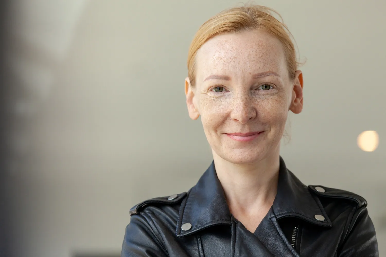 Kvinna kollar rakt in i kameran