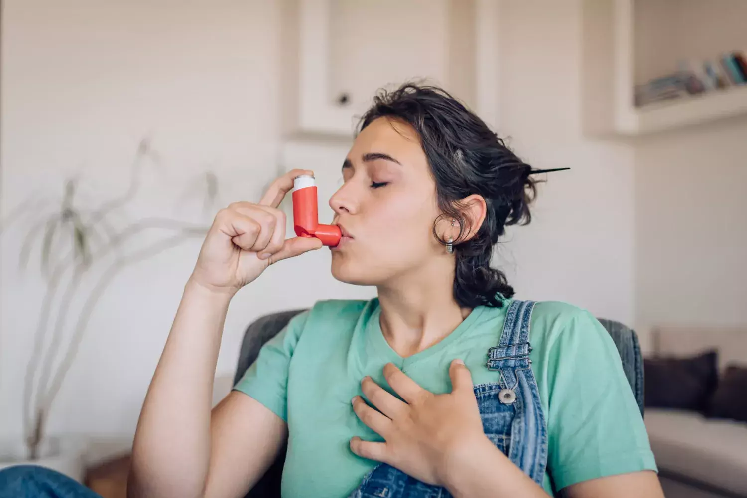Flicka med astmainhalator