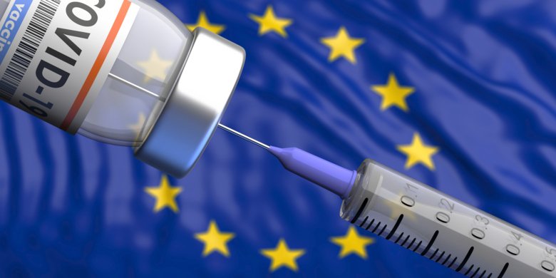 Vaccinspruta med EU-flagga i bakgrunden