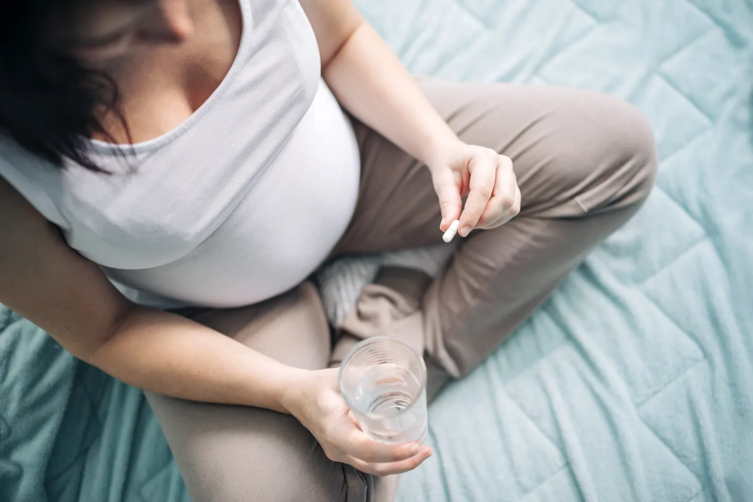 Gravid kvinna tar ett piller