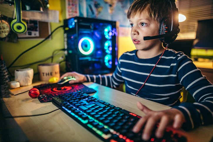 Pojke som sitter framför en dator.