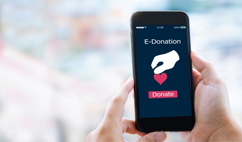 Mobil med text "E-donation" och ett hjärta.